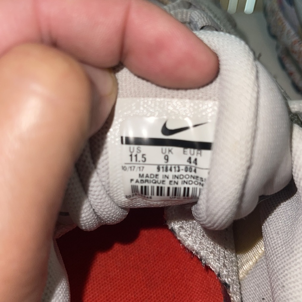 Woman’s Nike’s - Picture 5 of 6